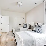 The Ashland House - Stylish Design, Backyard Oasis Holiday home