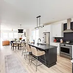 The Ashland House - Stylish Design, Backyard Oasis Holiday home