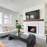 The Ashland House - Stylish Design, Backyard Oasis Holiday home