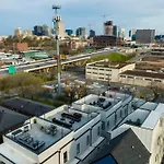 Stylish 4Bed Retreat With Rooftop, Garage, Peloton, Sleeps 12, Fire Table, Gourmet Kitchen, Cozy Living Space, Dedicated Parking, Near Distilleries, Marathon Village And Nightlife, Chic Skyline Views, 24 Hour Hospitality