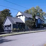 Minutes To Downtown Huge Outdoor Deck Hot Tub