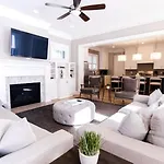 Minutes To Downtown Huge Outdoor Deck Hot Tub Holiday home