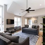 Holiday home Minutes To Downtown Huge Outdoor Deck Hot Tub