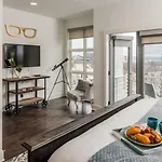 The New Nashview Rooftop-skyline View - Sleeps 12 Holiday home *