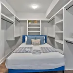 Lux East Nash-hot Tub & Rooftop Patio Holiday home