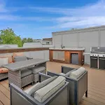 Lux East Nash-hot Tub & Rooftop Patio *