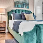 Holiday home Lux East Nash-hot Tub & Rooftop Patio *