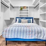 Holiday home Lux East Nash-hot Tub & Rooftop Patio *