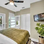 Lux East Nash-hot Tub & Rooftop Patio Holiday home *