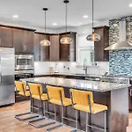 Holiday home Lux East Nash-hot Tub & Rooftop Patio
