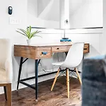 Lux East Nash-hot Tub & Rooftop Patio Holiday home