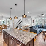 Lux East Nash-hot Tub & Rooftop Patio Holiday home Nashville