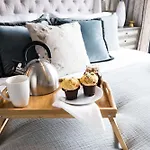 Elegant Corner Penthouse With Private Balcony, Skyline Views, Pool, And Gym