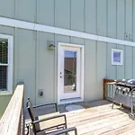 Hilltop Charmer Super Close To Downtown Three Bedroom