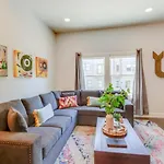 Music City Hangout With Rooftop Views And Game Room