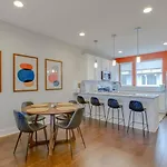 Skyline Views Romantic Fun Downtown Location