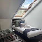 Minutes To Broadway Stunning Townhome *