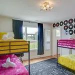 Holiday home Howdy House New And Trendy With Rooftop Deck
