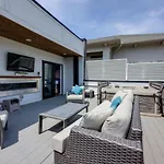 Metro Charm - Rooftop Lounge - Hot Tub Holiday home