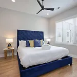 Holiday home Metro Charm - Rooftop Lounge - Hot Tub *