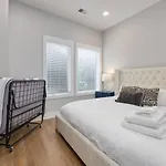 Metro Charm - Rooftop Lounge - Hot Tub Holiday home *
