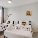 Harmony Of Dual Townhomes With 14 Beds Holiday home