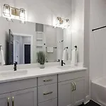 Two Townhomes- Rooftop Lounges- Hot Tub- Game Holiday home *