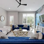 Two Townhomes- Rooftop Lounges- Hot Tub- Game Holiday home