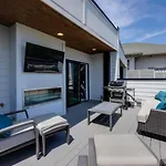 Holiday home Two Townhomes- Rooftop Lounges- Hot Tub- Game *