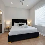 Two Townhomes- Rooftop Lounges- Hot Tub- Game Holiday home *