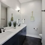 Two Townhomes- Rooftop Lounges- Hot Tub- Game Holiday home Nashville