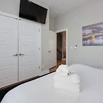 Holiday home Two Townhomes- Rooftop Lounges- Hot Tub- Game *
