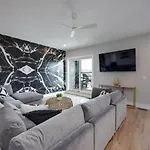 Holiday home Two Townhomes- Rooftop Lounges- Hot Tub- Game *