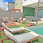 Private Heated Pool, Hot Tub-Minutes From Broadway