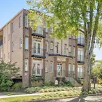 Dolly Would - Near Music Row King Beds