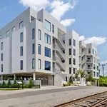 On The River - River Views Walk To Broadway