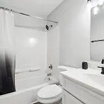 Brentwood U7 I Cozy & Comfy I 2bd I Free Parking *