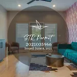 Stylish 4Bed Retreat With Rooftop, Garage, Peloton, Sleeps 12, Fire Table, Gourmet Kitchen, Cozy Living Space, Dedicated Parking, Near Distilleries, Marathon Village And Nightlife, Chic Skyline Views, 24 Hour Hospitality