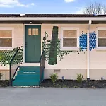 The Green Jungle - Near Restaurants, Coffee And Bars