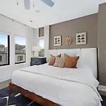 The Hawkins House - Walk To Gulch, Rooftop Views!