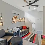10 Min Drive Downtown, Roof Deck, Pet Friendly Holiday home