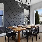 The Urban Farmhouse - Hot Tub & Bocce Ball!