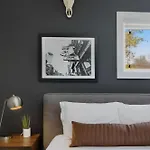 The Traveller New Redesign With Peloton & Sauna! Holiday home