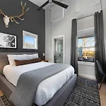 The Traveller New Redesign With Peloton & Sauna! Nashville