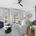 The Traveller New Redesign With Peloton & Sauna! Holiday home Nashville