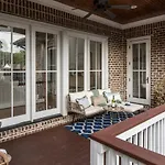 Luxe Large With Movie Room, Hot Tub, Garage Holiday home