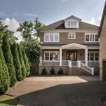 Luxe Large With Movie Room, Hot Tub, Garage Holiday home Nashville