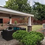 Luxe Large With Movie Room, Hot Tub, Garage Holiday home *