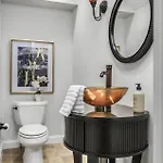 Luxe Large With Movie Room, Hot Tub, Garage Holiday home
