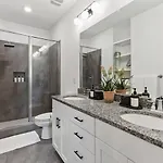 Vibrant In The Nations With Garage Walk To Restaurants And Shops Holiday home